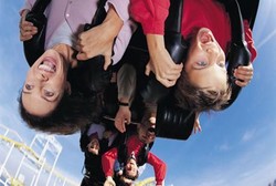 Lompat dari Roller Coaster karena Ketakutan, Kaki Balita Ini Luka Parah 