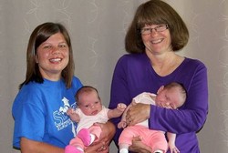 Nenek Umur 53 Tahun Hamil dan Lahirkan Cucu Kembarnya Sendiri