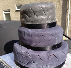 Dijual! Kue Pengantin Paling Buruk Bentuk Ban. Siapa Mau Beli?