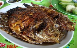 Pondok Ikan Bakar Kharitzma: Sejuk Santai Menikmati Gurame Bakar di Saung Dikelilingi Kolam Ikan