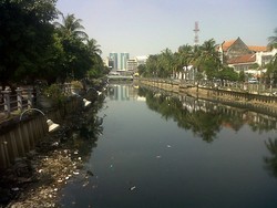 Ah! Kali Besar Kini Banyak Sampah, Hitam, dan Berbau