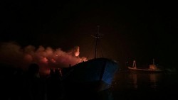 Terdengar Ledakan dari Kapal yang Terbakar, Api Makin Besar