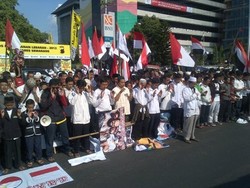 Novelis Habiburrahman dan Ribuan Warga Semarang Salat Gaib untuk Mesir