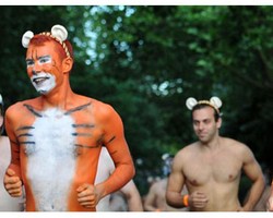 300 Orang di Inggris Lari Tanpa Busana Demi Selamatkan Harimau Sumatera
