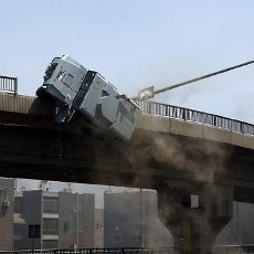 Beredar Video Dramatis Mobil Polisi Mesir Jatuh dari Atas Jalan Layang
