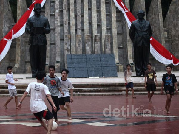 Jelang HUT RI, Tugu Proklamasi Dihiasi Merah Putih