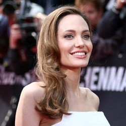 Wow, Angelina Jolie Belikan Gitar Seharga Rp 57 Juta untuk Ultah Sang Anak