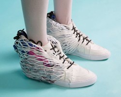 Unik! Sepatu Kets Ini Dilengkapi Tenda untuk Camping