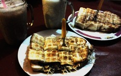 Roti Bakar Sedap Malam: Nongkrong Santai Sambil Ngemil Roti Pisang dan Susu Jahe