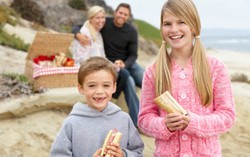 Mau Jalan-jalan ke Pantai? Kemas Makanan dengan Cara Ini