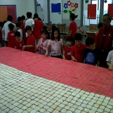 Bendera Merah Putih Ini Dibuat dari Biskuit