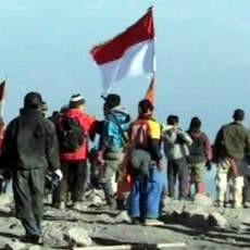 Ribuan Pendaki Peringati Kemerdekaan RI di Puncak Semeru