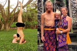 Tanpa Busana, Ibu Ini Menyusui Anak Sambil Akrobat