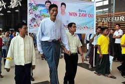 Big Zaw, Raksasa Asal Burma Terbang ke Singapura Cari Pengobatan