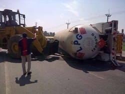 Truk Pembawa Gas LPG Terbalik di Jatisari, Tak Ada Korban Jiwa