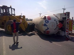 Truk Pembawa Gas LPG Terbalik di Jatisari, Macet Hingga ke Jomin