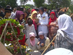 Air Mata Rofiah Tumpah di Makam Bripka Maulana
