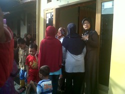 Tetangga & Kerabat Datangi Rumah Duka Bripka Ahmad Maulana