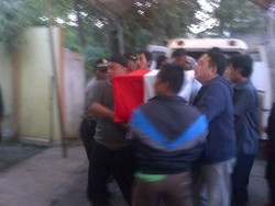 Jenazah Aiptu Kus Tiba di Rumah Duka, Keluarga dan Tetangga Menangis