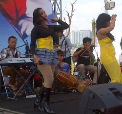 Tumpeng dan Dangdutan Meriahkan Syukuran Taman Waduk Pluit