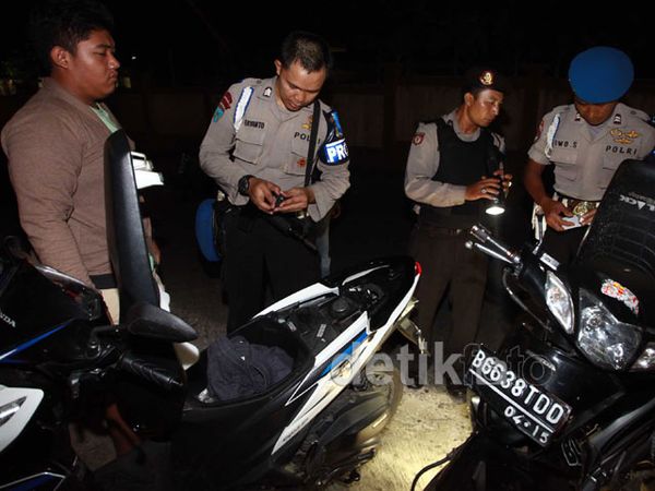 Polisi Gelar Razia Buru Teroris Pondok Aren