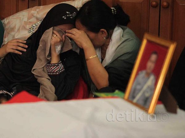 Suasana Duka di Rumah Aiptu Kus Hendratna Suasana Duka di Rumah Aiptu Kus Hendratna