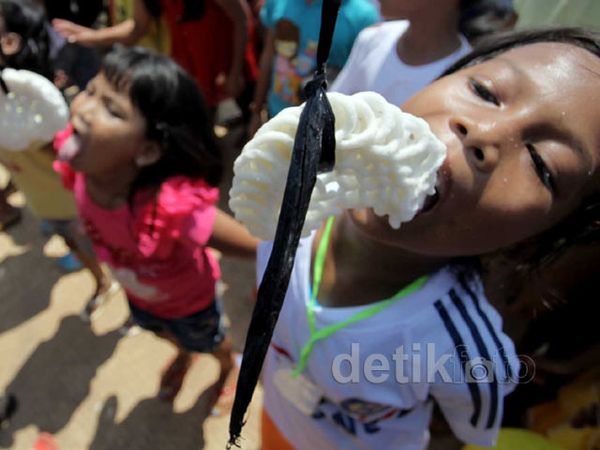 Lomba Makan Kerupuk di Taman Waduk Pluit