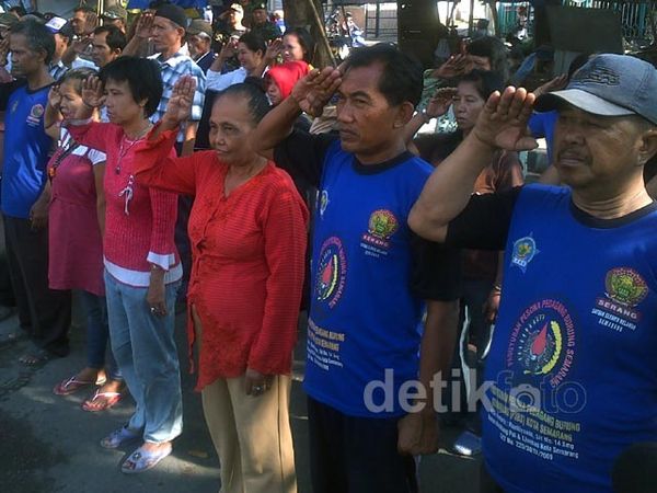 PKL Semarang Peringati HUT RI