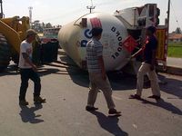 Truk Pengangkut Tabung Gas LPG Terbalik