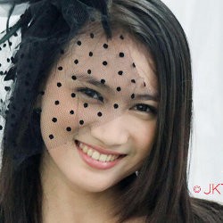 Melody JKT48 Jago Perlombaan Masukkan Pensil ke Dalam Botol