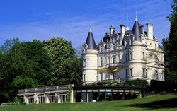 Jadilah Raja dan Ratu Sehari dengan Bersantap di Kastil Prancis Ini!