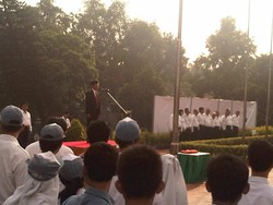 Pakai Setelan Jas, Dahlan Iskan Pimpin Upacara Bendera di Kantornya