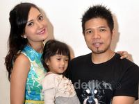 Artika Sari Devi dan Keluarga Kecilnya