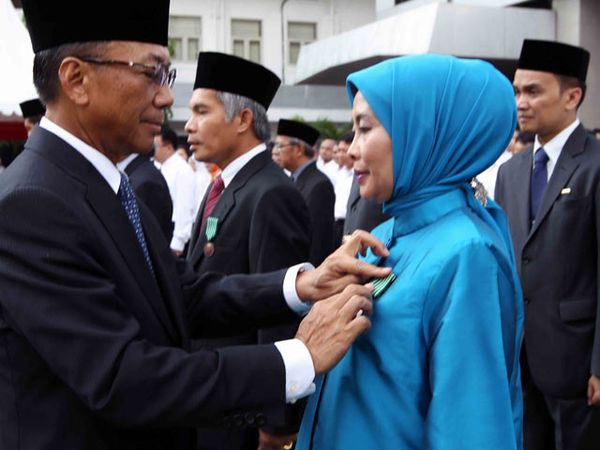 6 Pejabat PLN Raih Satyalancana Wira Karya