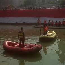 Pecinta Alam di Surabaya Gelar Upacara Kemerdekaan di Atas Air