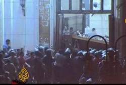 Ribuan Orang Pro-Morsi dalam Masjid Fateh Dikepung Militer Mesir 