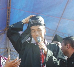 Pakai Baju Reog Ponorogo, Blangkon Jokowi Kekecilan