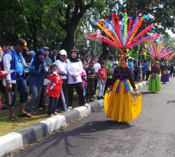Ribuan Masyarakat Meriahkan Pawai Budaya Nusantara di Monas