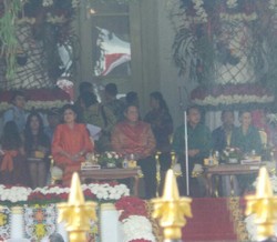 Saksikan Pawai Budaya, SBY Tebar Senyum dan Ibu Ani Asyik Memotret