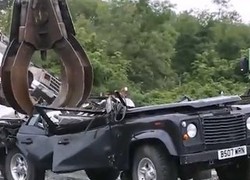 Land Rover Defender Ilegal Dihancurkan di AS