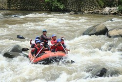 Arung Jeram di Sungai Serayu Jateng, Seru!