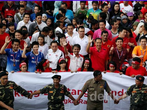 Juara Dunia Bulutangkis Dikirab Di Bundaran HI