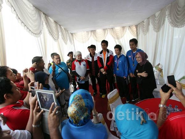 Para Juara Dunia Bulutangkis Berbagi Kebahagiaan Dengan Masyarakat
