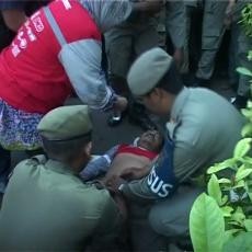 Pembagian Sembako di Halaman Balaikota Surabaya Ricuh