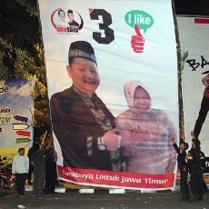 Baliho Risma Acungkan Jempol Dibongkar, Panwas: Bu Wali yang Tidak Berkenan