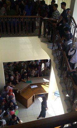 Ratusan PKL Tumplek Menunggu Undian Blok G di Kantor Wali Kota Jakpus