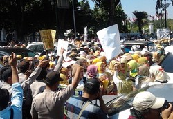 Ribuan Bidan Beraksi di Depan Istana 