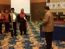 Dapat Gelar Adat, Agung Laksono Jadi Bapak Pembangunan Maluku