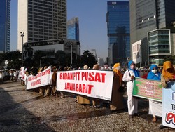 Massa Bidan Bergerak dari HI ke Istana, Lalin di Thamrin Tersendat