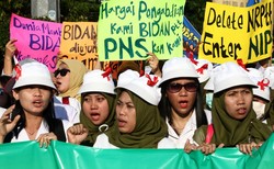 Bidan Unjuk Gigi di Bundaran HI, Tuntut Diangkat Jadi PNS